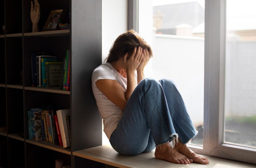 IMAGEM DE PESSOA TRANSTORNADA.