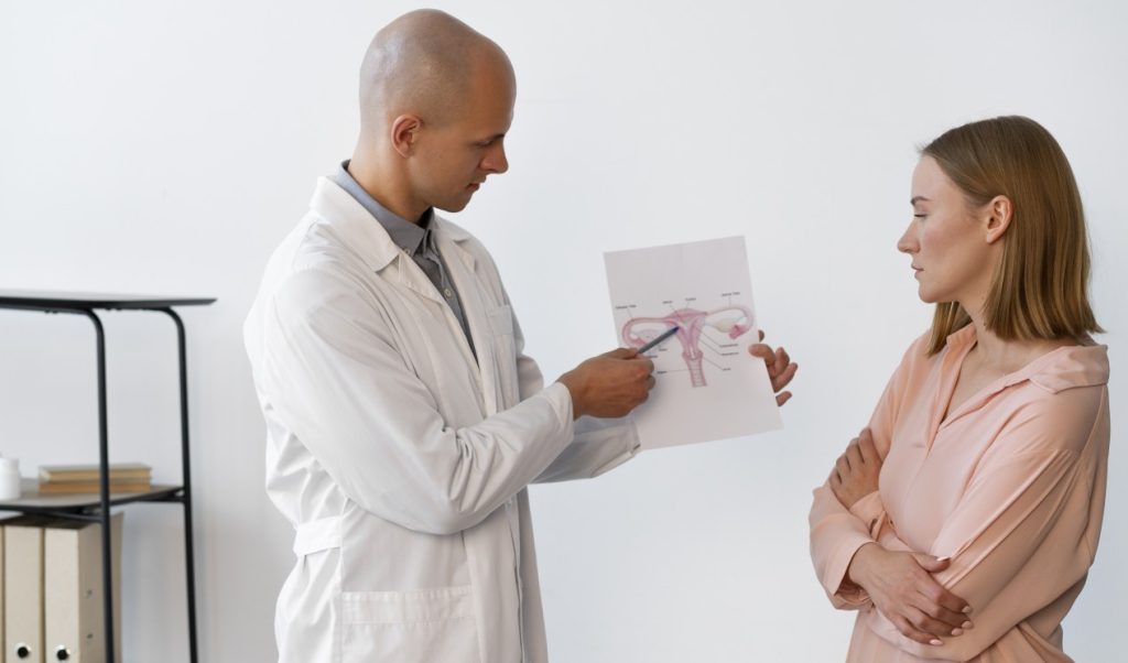 medico dando explicacoes a uma paciente