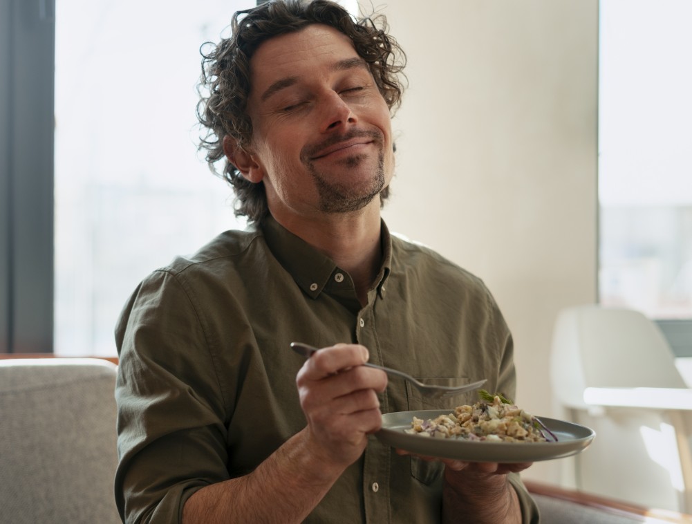 Homem saboreando refeição com prazer e atenção plena.