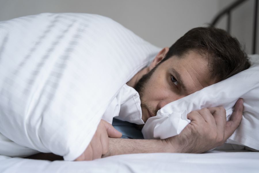 homem deitado em uma cama