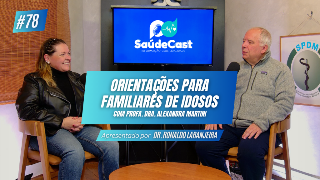Idosos e Família: uma mulher e um homem sentados em um cenário para entrevista de podcast.|