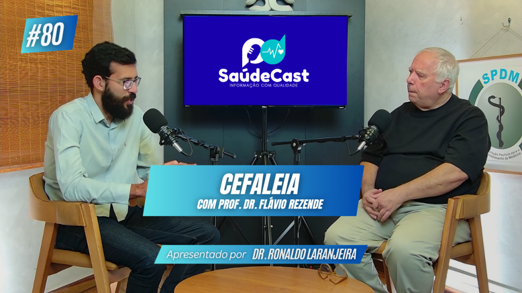 Foto em estúdio do SaúdeCast em podcast sobre cefaleia. Dr. Flavio Rezende e Dr. Ronaldo Laranjeira sentados em cadeiras