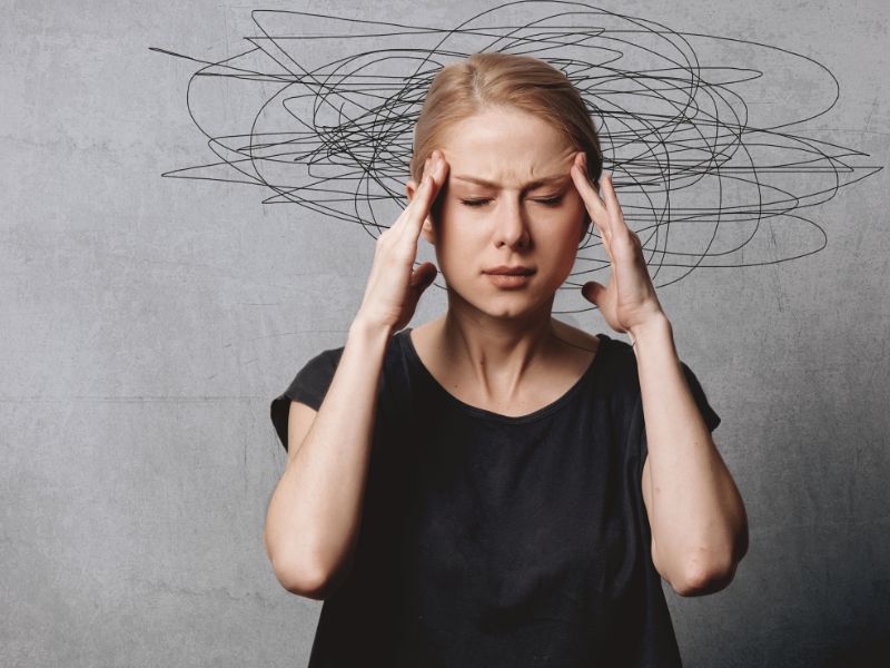 mulher com mão na cabeça