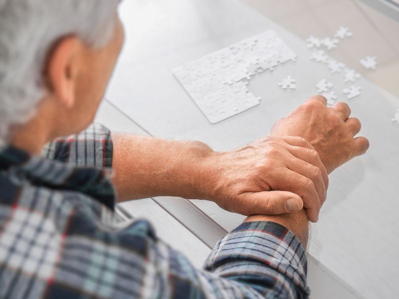 pessoa idosa jogando quebra-cabeça