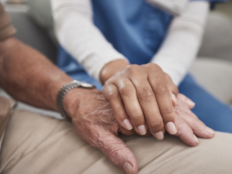 uma mão em cima da outra